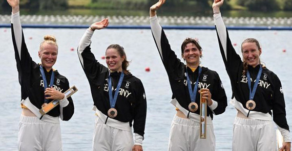 The picture shows (from left to right) Pia Greiten, Leonie Menzel, Tabea Schendekehl and Maren Völz of the German double four at their award ceremony.