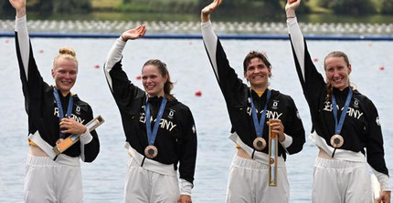 Das Bild zeigt (von links nach rechts) Pia Greiten, Leonie Menzel, Tabea Schendekehl und Maren Völz des deutschen Doppelvierers bei ihrer Siegerehrung.