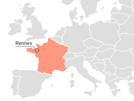 Es ist ein Ausschnitt einer Europakarte zu sehen, auf der Frankreich farblich hervorgehoben ist. Die Stadt Rennes ist markiert. Das Bild stammt von EDUC.