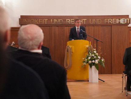 Professor Neitzel, während er die Gedenkrede für die Opfer des Nationalsozialismus hält