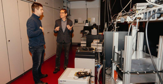 Matthias Zimmermann interviews Prof Neher in his laboratory
