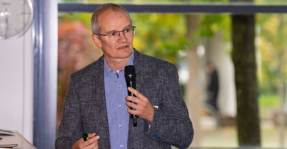 Prof. Dr. Michael Lenhard, Sprecher des Sonderforschungsbereichs (SFB) 1644 „Phänotypische Plastizität bei Pflanzen“ beim Kickoff Meeting.