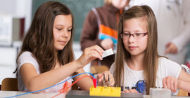 Physics lessons thrive on experimental learning. Photo: Fotolia/Christian Schwier.