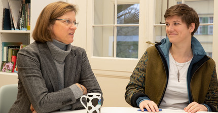 two talking women (Prof. Anja Linstädter and Liana Kindermann)