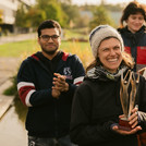 Siegerpokal in den Händen