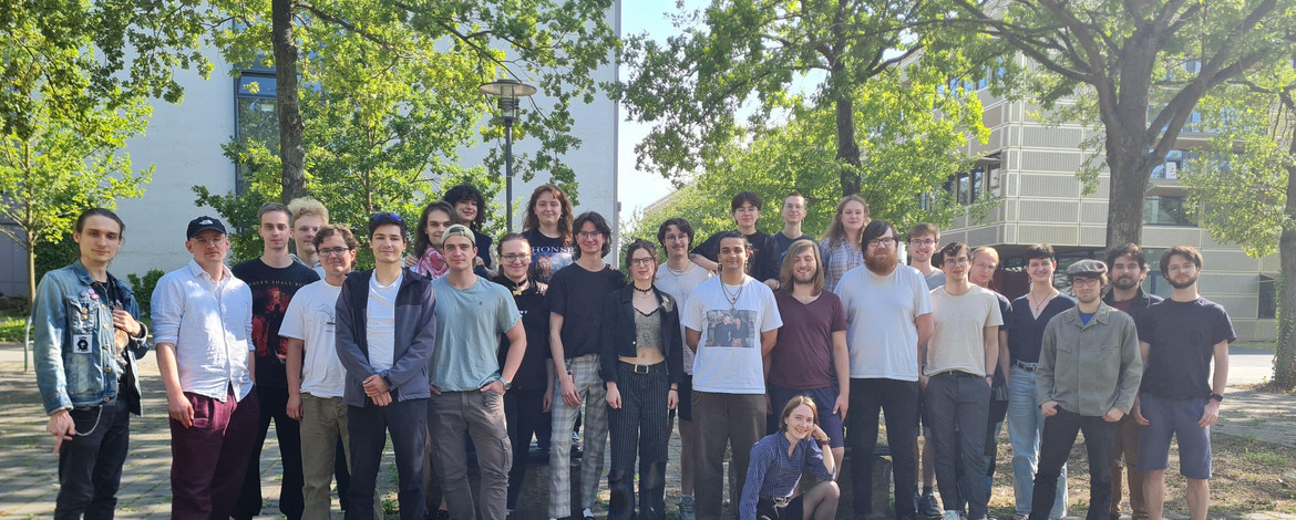 Gruppen Bild des FSR MaPhy Bild oben (v.l.): Josi (Ass.), Zoë (Ass.), Ticia, Kyra, Sophia (Ass.) Mitte (v.l.): Rico, Pia, Turan, Nick, Sophie (Ass.), Kai (Ass.), Alex S., Richard, Nik, Alex F. (Ass.), Fabian, Olivia, Frederic, Moritz O., Leonie Unten (v.l.) : Nici, Moritz (Ass.), Erik Al. (Ass.), Linda, Moritz I. (Ass.), Erik Au Es fehlt: Nele -