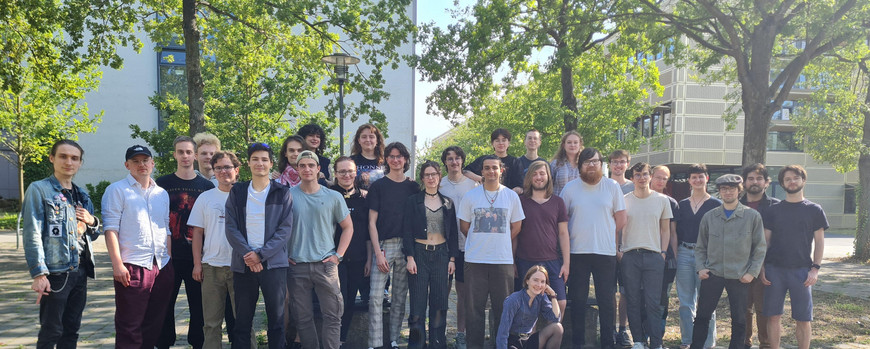 Gruppen Bild des FSR MaPhy Bild oben (v.l.): Josi (Ass.), Zoë (Ass.), Ticia, Kyra, Sophia (Ass.) Mitte (v.l.): Rico, Pia, Turan, Nick, Sophie (Ass.), Kai (Ass.), Alex S., Richard, Nik, Alex F. (Ass.), Fabian, Olivia, Frederic, Moritz O., Leonie Unten (v.l.) : Nici, Moritz (Ass.), Erik Al. (Ass.), Linda, Moritz I. (Ass.), Erik Au Es fehlt: Nele