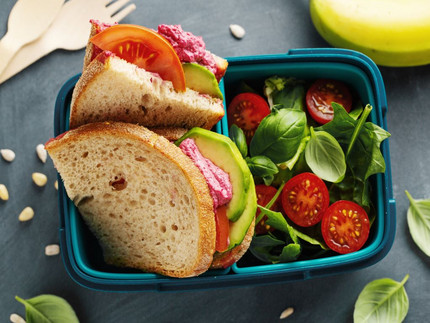 Lunchbox mit Sandwiches und Salat