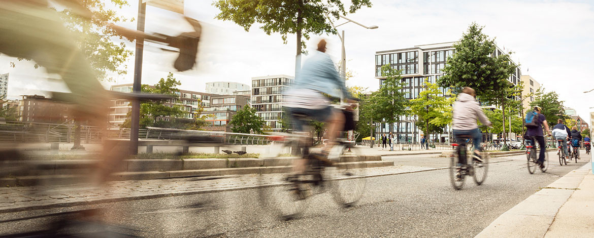 Radfahrer in einer Stadt. - Link zum Stadtradeln 2024