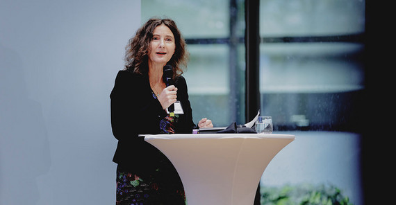 Die Potsdamer Verwaltungswissenschaftlerin Prof. Dr. Sabine Kuhlmann, stellvertretende Vorsitzende des Normenkontrollrats bei ihrer Abschlussrede zur Halbzeitkonferenz.