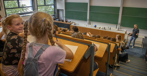 Geoforscher Martin Trauth bei der Kinder-Uni