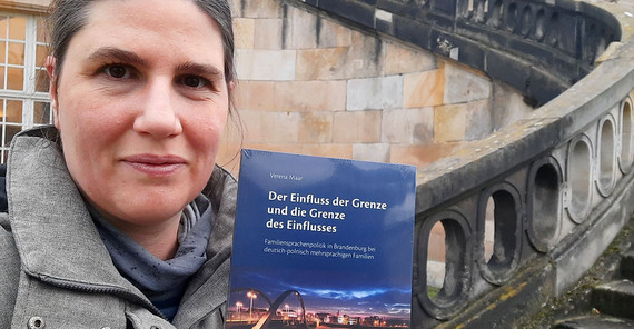 Verena Maar mit ihrem Buch „Der Einfluss der Grenze und die Grenze des Einflusses: Familiensprachenpolitik in Brandenburg bei deutsch-polnisch mehrsprachigen Familien“.