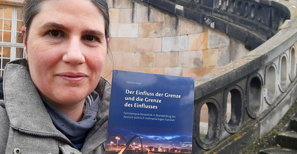 Verena Maar mit ihrem Buch „Der Einfluss der Grenze und die Grenze des Einflusses: Familiensprachenpolitik in Brandenburg bei deutsch-polnisch mehrsprachigen Familien“.