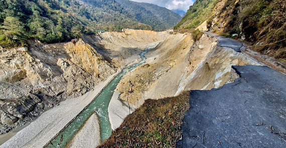 Schneise der Verwüstung entlang des Teesta-Flusses. Die Flut unterschnitt an vielen Stellen die Hänge und löste so Erdrutsche aus.