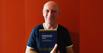 Bernhard Suter mit seinem Buch „Musikalische Gestaltungsprozesse anleiten. Eine Design-based-Research-Studie zur reflexionsgestützten Kompetenzentwicklung von berufseinsteigenden Primarlehrkräften“.