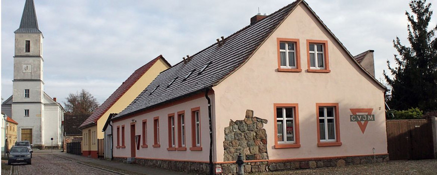 Vor der zerstörten Synagoge stehendes Haus