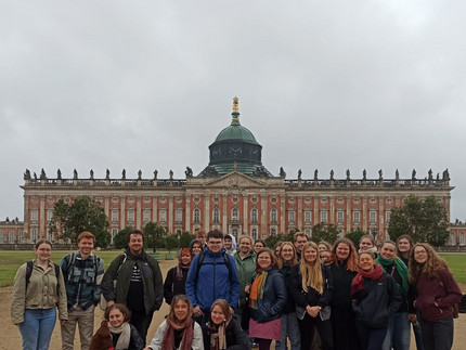 Gruppenfoto vor dem Neuen Palais in Potsdam