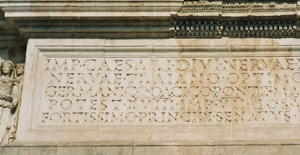 Lateinische Inschrift auf einer antiken Steintafel