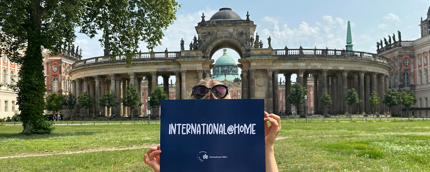 international@home- Schild vor dem Neuen-Palais