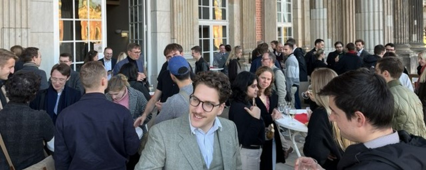 Die Gruppe fand sich nach der Feierstunde auf der Terrasse ein.