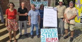 Professor Fanselow (3.v.l.) mit Kolleginnen und Kollegen beim Forschungsstreik, hier auf dem Campus am Neuen Palais. Foto: Matthias Zimmermann.