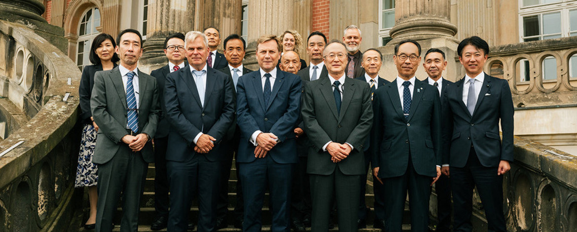 Die japanische Delegation auf dem Campus Am Neuen Palais, 3.v.l.: der Präsident der Universität Potsdam, Prof. Oliver Günther, Ph.D. -