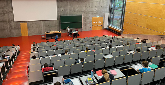 Schülerinnen und Schüler bei der Mathematikolympiade 2024/25 in einem Hörsaal auf dem Campus Griebnitzsee der Universität Potsdam.