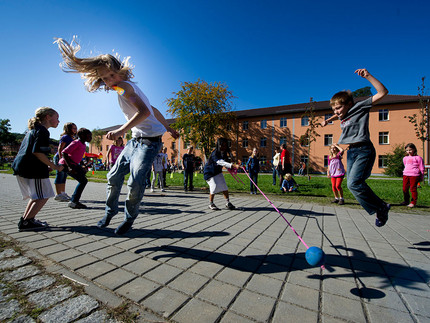 Kinder spielen auf dem Universitätscampus während der Kinder-Uni