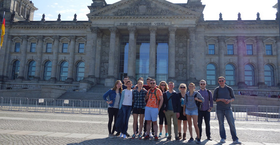 Amerikanische Gaststudierende vom College of William & Mary in Williamsburg, Virginia vor dem Bundestag in Berlin. Foto: Janna Uhry-Ganz.