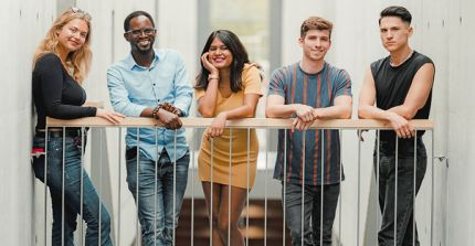 Auf dem Bild sind fünf Studierende zu sehen. Das Foto wurde auf dem Campus Griebnitzsee aufgenommen.