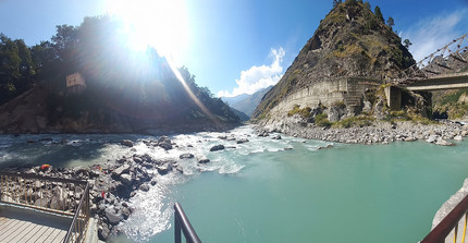Zusammenfluss von of Alaknanda (von rechts) und Dhauliganga (von links) in Vishnuprayag. Zusammenfluss von of Alaknanda (von rechts) und Dhauliganga (von links) in Vishnuprayag.