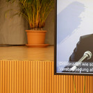 Burkhard Exner, Bürgermeister der Stadt Potsdam, in einem Video auf dem Bildschirm vor der Bühne.