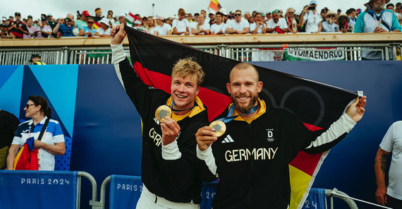 Das Bild zeigt Jacob Schopf (links) und Max Lemke (rechts) mit ihren Goldmedaillen für ihren Sieg im Kajak-Zweier.