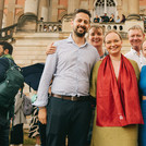 Gruppenfoto mit fünf Menschen.