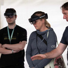 Zwei Personen mit AR Brillen und eine Person ohne.