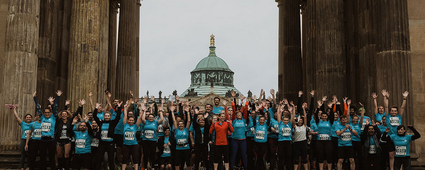 Alle „UP Runner“ posieren unter den Kolonnade für das Teamfoto bevor es an den Start geht. 