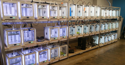 Eine Farm mit 40 3-D-Druckern für Studierendenprojekte. Foto: U. Lucke.