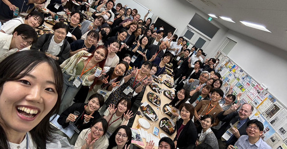 Prof. Dr. Hanna Dumont (Bildmitte) und die Teilnehmenden des Symposiums in Tokyo.