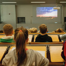 Kinder in einem Hörsaal