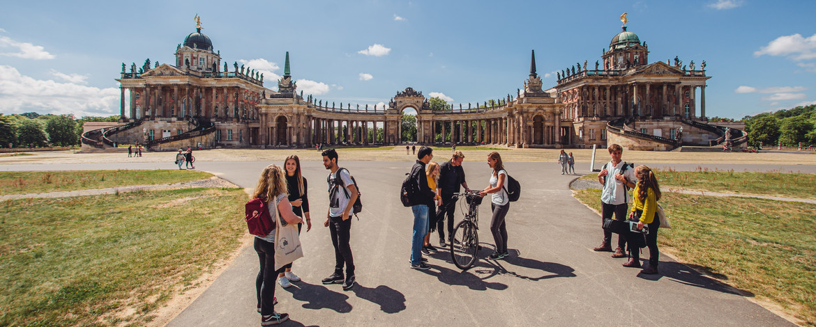 Studierende vor dem Campus Neues Palais - Übersicht Programme