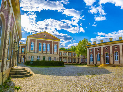 Blick auf den u-förmigen Innenhof eines Hauses