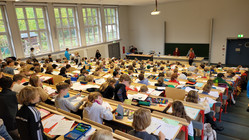 Kinder in einem Hörsaal an der Uni Potsdam