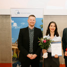 Guido-Reger-Gründungspreisträgerin Ghazaleh Madanie mit dem Geschäftsführer von Potsdam Transfer Sascha Thormann (r.) und Johannes Zier (l.) vom Startup Service.