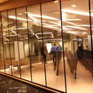 Die Räume wirken durch große Glasflächen besonders hell und offen.