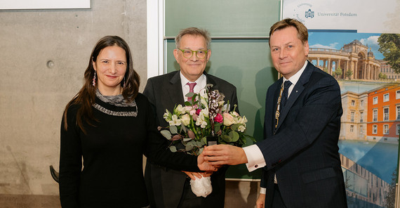 Voltaire Prize laureate Prof. Dr. Rosario Figari Layús with the laudator Prof. Dr. Florian Schweigert (center) and the President of the University of Potsdam, Prof. Oliver Günther, Ph.D.