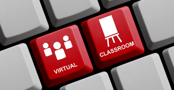 Eine Tastatur, auf der zwei Tasten rot gefärbt sind: Eine Taste für "Virtual", die andere für "Classroom".