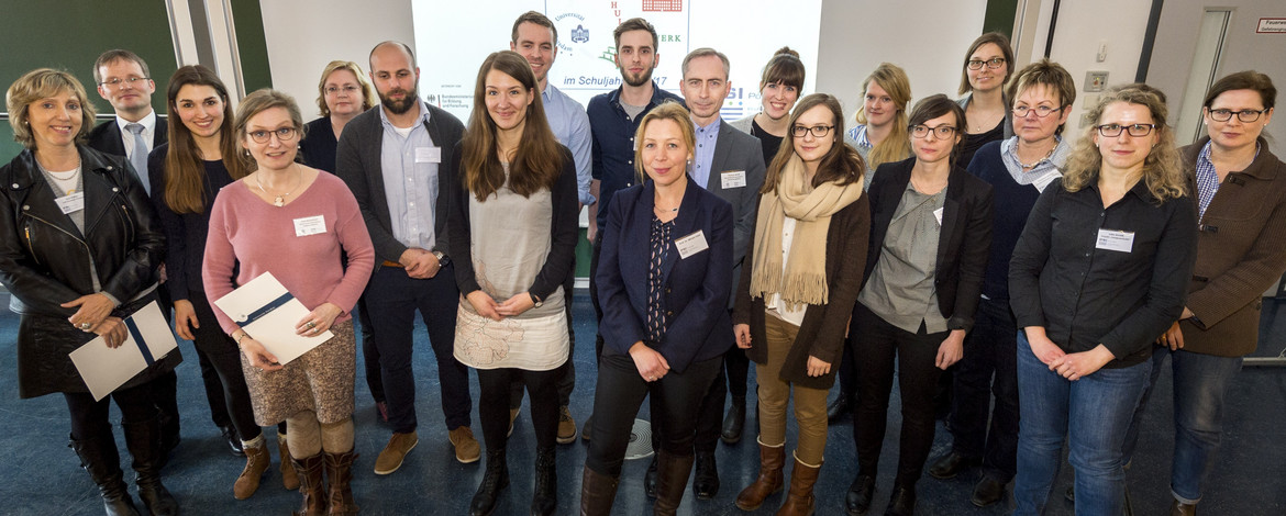 Eine Gruppe von Menschen zeigt die Verantwortlichen der aktiven Campusschulen bei der ersten Netzwerktagung