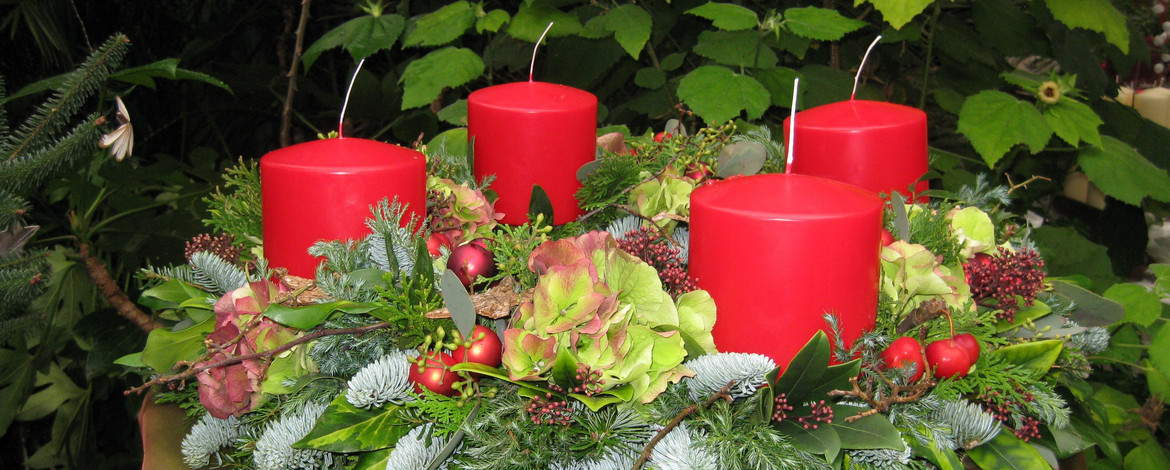 Adventskranz mit vier roten Kerzen