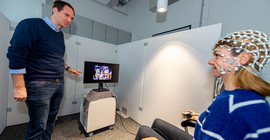 Prof. Dr. Mathias Weymar erläutert ein EEG-Experiment | Foto: Tobias Hopfgarten