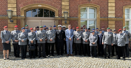 Am 18. Juni 2025 führte Prof. Neitzel an der Universität Potsdam mit dem Basislehrgang für die militärfachliche Offizierslaufbahn eine Debatte über die „Zeitenwende“. Ein Dank geht an die Soldatinnen und Soldaten aus allen Teilstreitkräften für die offene Diskussion.